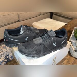 On Clouds Running Sneakers/Shoes Men’s Size 11 in Black Color
